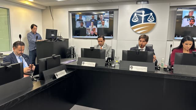 Pleno desclassifica conduta, mas mantém suspensão a técnico do Cuiabá